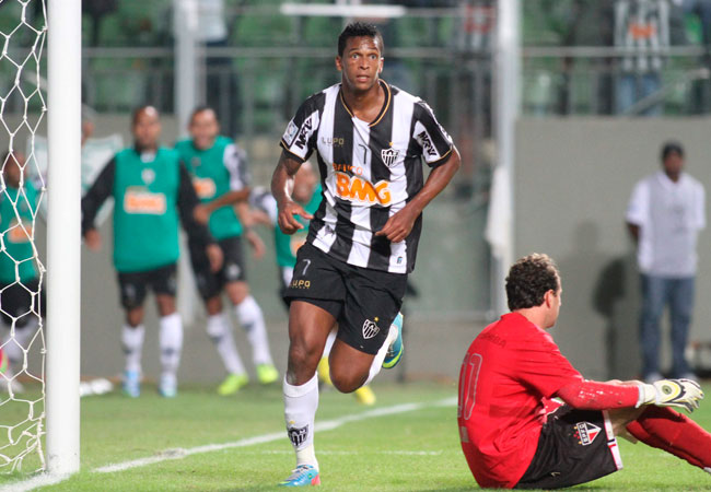 Jô de Atlético Mineiro celebra uno de sus goles de la noche junto al portero del Sao Paulo, Rogerio Ceni. Foto: EFE