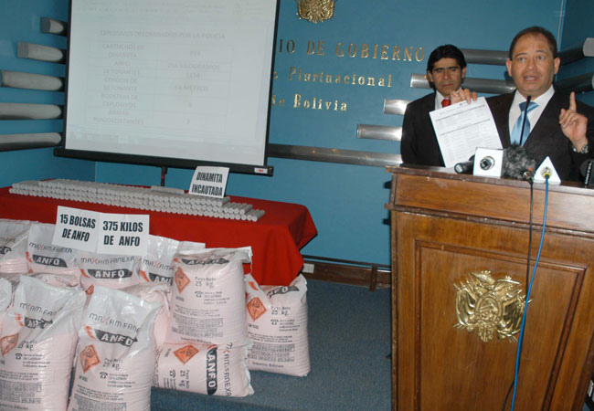 El ministro Romero muestra a la prensa los materiales explosivos decomisados en Caihuasi. Foto: ABI