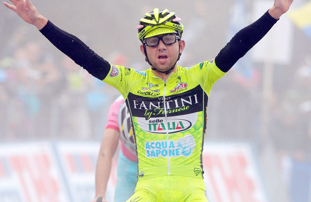 El ciclista italiano Mauro Santambrogio gana la etapa 14 del Giro de Italia. Foto: EFE