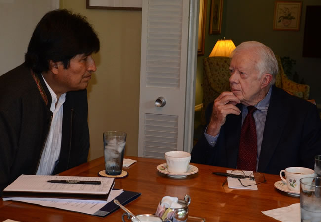 Morales en reunión con el ex presidente estadounidense, Jimmy Carter. Foto: ABI