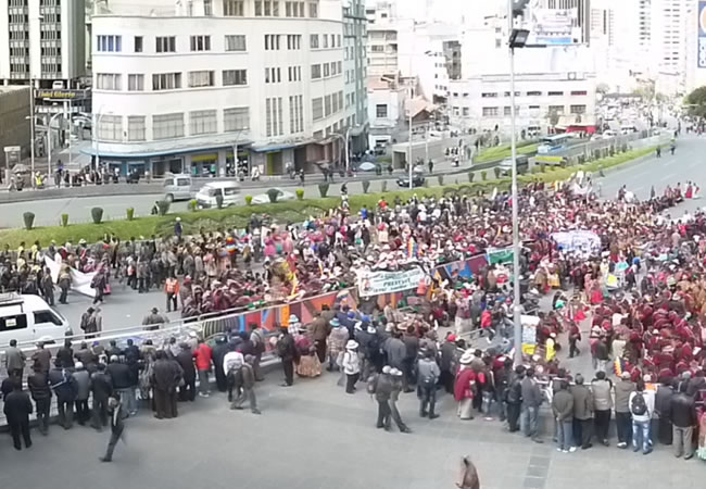 Organizaciones sociales se concentran en la Plaza Mayor de San Francisco. Foto: ABI