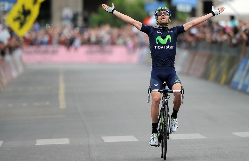El ciclista italiano Giovanni Visconti del Movistar celebra su victoria al cruzar la meta de la decimoséptima etapa del Giro. Foto: EFE