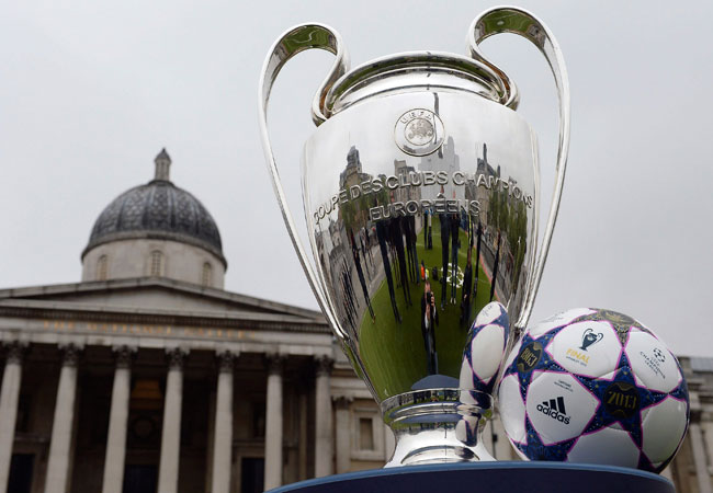 La copa de la Liga de Campeones en exhibición en Trafalgar Square, en Londres (Reino Unido). Foto: EFE