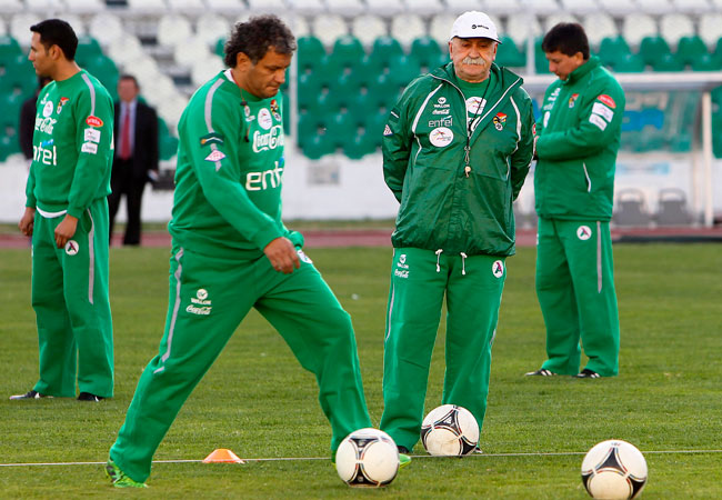 El seleccionador de Bolivia, Xabier Azkargorta junto a Marco Antonio "El Diablo" Echeverry, ayudante de campo, en una práctica del equipo verde. Foto: EFE