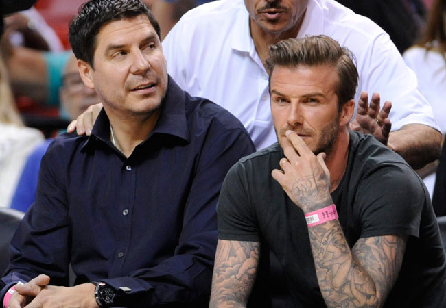 El exfutbolista David Beckham (d) y el presidente de Baisa, Marcelo Claure (i) en el partido por le NBA entre Pacers y Heat. Foto: EFE