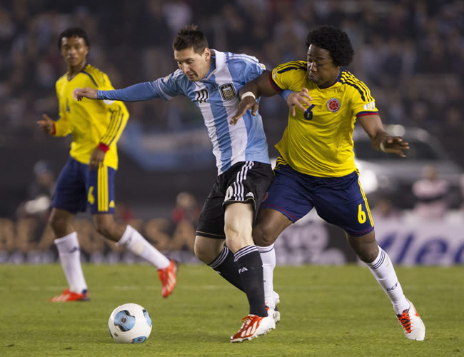 El argentino Lionel Messi lucha con el balón con el colombiano Juan Guillermo Cuadrado. Foto: EFE