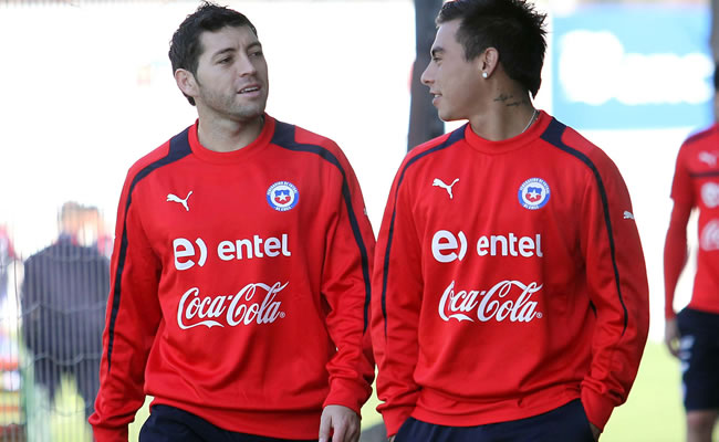 - Los jugadores de la selección de Chile, Jose Rojas (i) y Eduardo Vargas (d) charlan durante una sesión de entrenamiento. Foto: EFE
