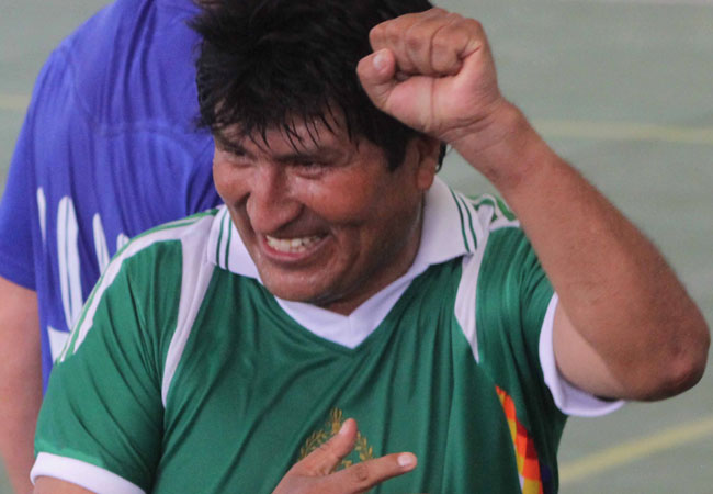 El presidente Evo Morales, en uno de los varios partidos que realiza cada semana. Foto: ABI