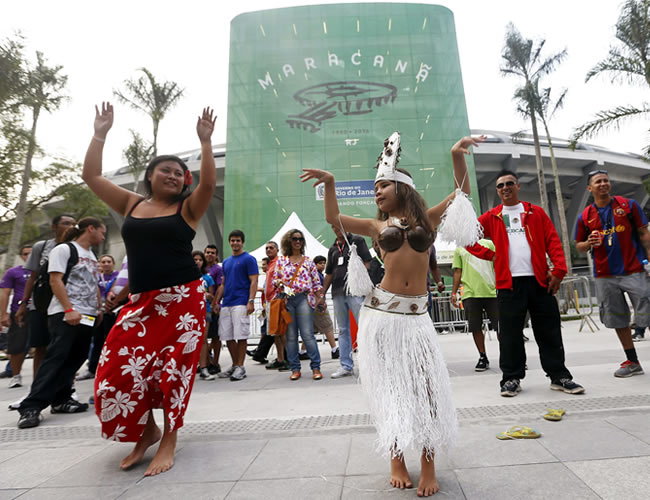 Dos seguidoras del equipo de fútbol de Tahití realizan un baile tradicional hoy en las inmediaciones del estadio de Maracaná. Foto: EFE