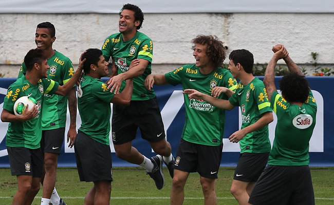 El jugador Neymar (i-adelante), Oscar (2d), David Luiz (3d) y sus compañeros de la selección de fútbol de Brasil. Foto: EFE
