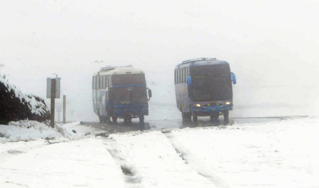 En días pasados la baja de temperaturas obligó el cierre de algunas carreteras para evitar accidentes. Foto: ABI