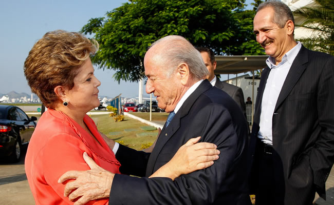La mandataria Dilma Rousseff (i) durante un encuentro con el presidente de la FIFA, Joseph Blatter (c), en el aeropuerto Santos Dumont, en Río de Janeiro. Foto: EFE