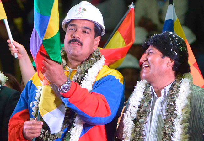 El presidente de Venezuela, Nicolás Maduro, en compañía del mandatario de Bolivia, Evo Morales, en acto con movimientos sociales en Cochabamba, Bolivia. Foto: EFE