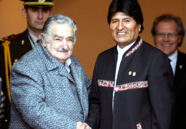 El presidente uruguayo José Mujica (i) recibe a su homólogo boliviano Evo Morales (d), en Montevideo, Uruguay. Foto: EFE