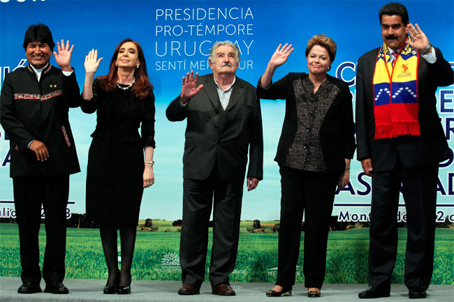 Los presidentes de Bolivia, Evo Morales; Argentina, Cristina Fernández; Uruguay, José Mujica; Brasil, Dilma Rousseff y Venezuela, Nicolás Maduro, en la cumbre del Mercosur en Montevideo. Foto: EFE