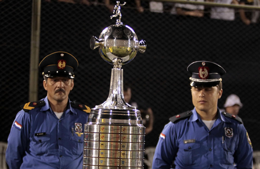 Detalle de la copa previo al partido de ida de la final de la Copa Libertadores entre el Olimpia y Atlético Mineiro. Foto: EFE