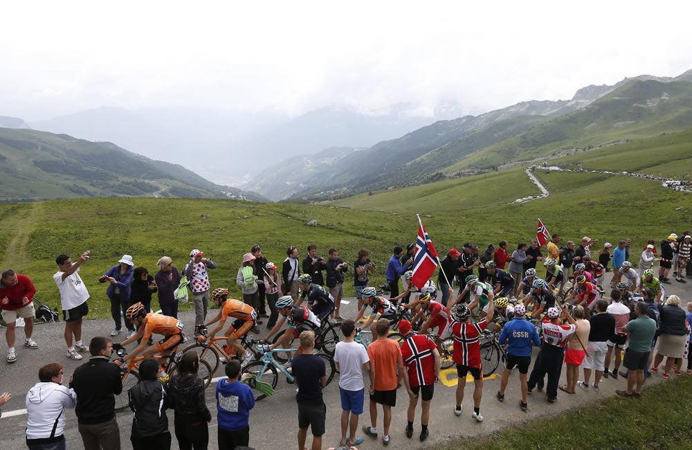El pelotón rueda durante la decimonovena etapa del Tour de Francia. Foto: EFE