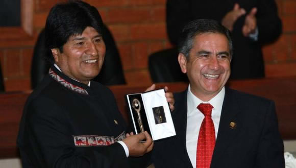 El presidente Evo Morales recibe las llaves de la ciudad de Quito. Foto: ABI