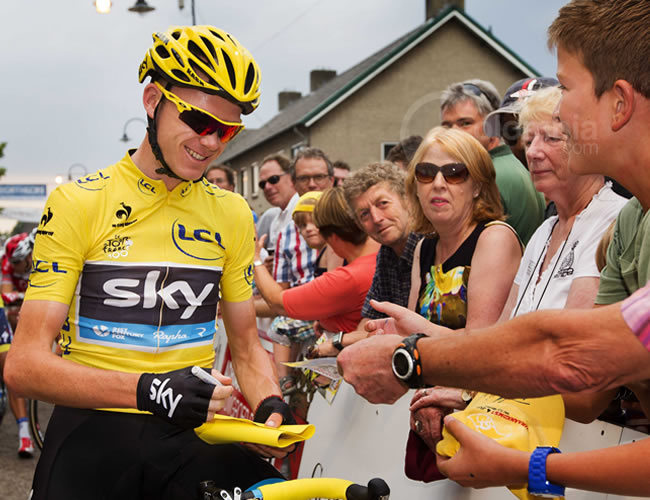 El ciclista británico Christopher Froome (i), firma autógrafos. Foto: EFE