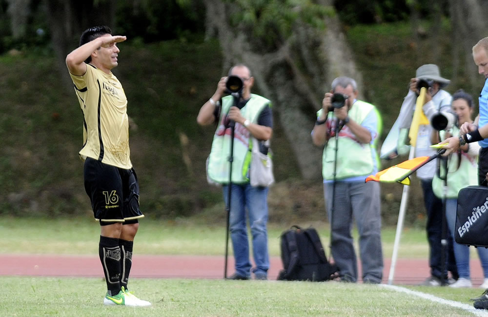 El jugador del Itagüí, Jorge Aguirre (i) celebra el gol marcado contra el Juan Aurich. Foto: EFE