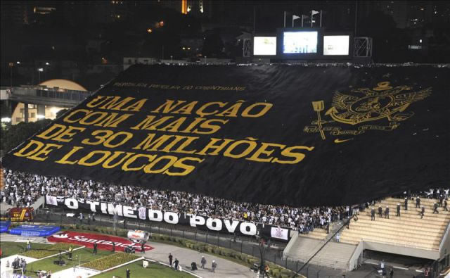 Panorámica del estadio Pacaembú con aficionados de Corinthians. Foto: EFE