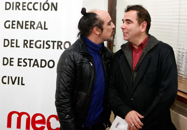 Rodrigo Borda (d) y Sergio Miranda (i) posan luego de cumplir el trámite de incribirse para contraer matrimonio en el Registro Civil uruguayo. Foto: EFE