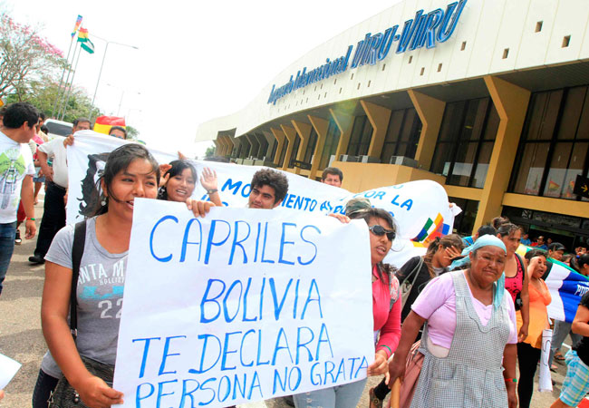 Sectores leales al presidente Evo Morales, protestan en el aeropuerto de la ciudad de Santa Cruz, por la llegada del opositor venezolano Henrique Capriles. Foto: EFE