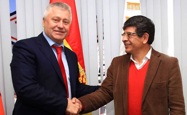 Carlos Villegas, presidente de YPFB, y Mijail Grafinin, representante de la empresa rusa Rosneft. Foto: ABI