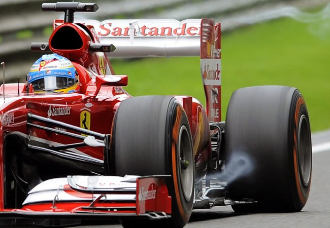 El piloto español de Ferrari, Fernando Alonso, a bordo de su monoplaza. Foto: EFE