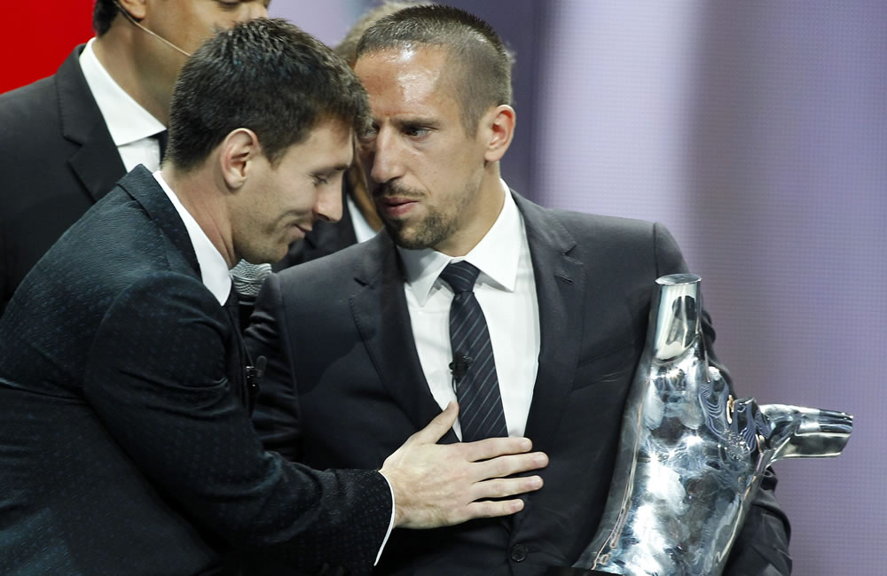 El futbolista argentino del FC Barcelona Lionel Messi (i) felicita a Franck Ribéry (d), del Bayern de Múnich por el premio recibido al Mejor Futbolista de la UEFA en Europa. Foto: EFE