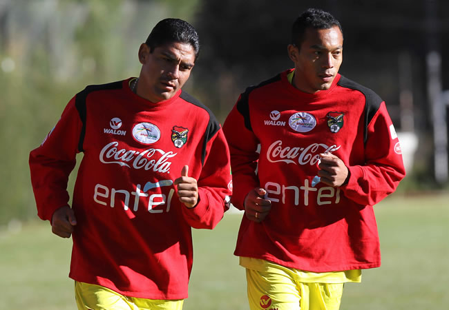Los jugadores bolivianos Edemir Rodríguez (d) y Edward Zenteno (d) participan en un entrenamiento de su equipo nacional. Foto: EFE