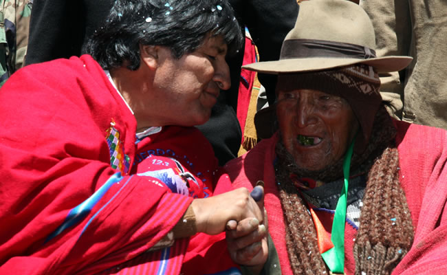 Evo Morales visita a Carmelo Flores, indígena boliviano más longevo. Foto: ABI