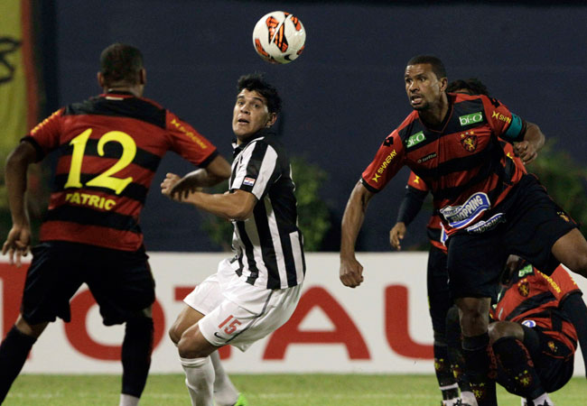 Encuentro entre Libertad de Paraguay y Atlético Sport Recife de Brasil por Copa Sudamericana 2013. Foto: EFE