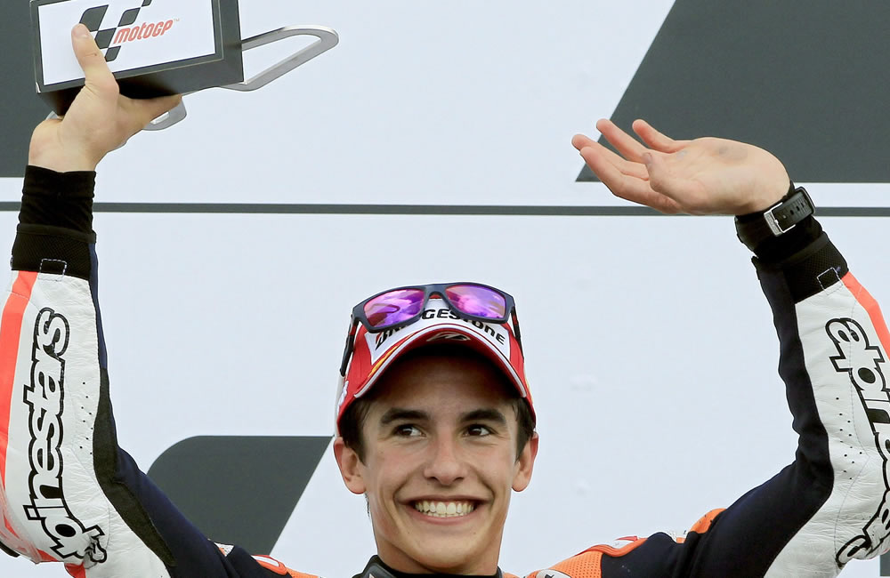 El piloto español de MotoGP Marc Márquez (Honda), celebra su victoria en el Gran Premio de Aragón. Foto: EFE