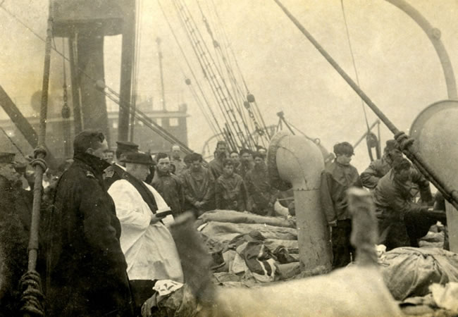 Fotografía facilitada por la casa Henry Aldridge & Son de la instantánea en la que se ven apilados en un barco de rescate los cuerpos de algunas de las víctimas del Titanic. Foto: EFE