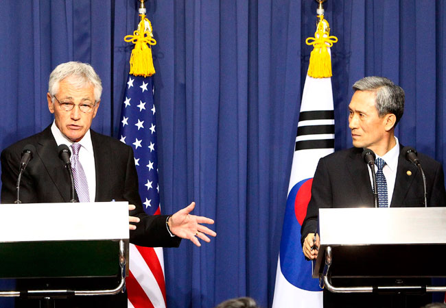 El secretario de Defensa de EEUU, Chuck Hagel (i), y el ministro de Defensa de Corea del Sur, Kim Kwan-Jin (d). Foto: EFE