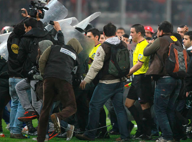 Incidentes al finalizar el encuentro Perú - Uruguay, originaron la sanción de parte de la FIFA. Foto: EFE