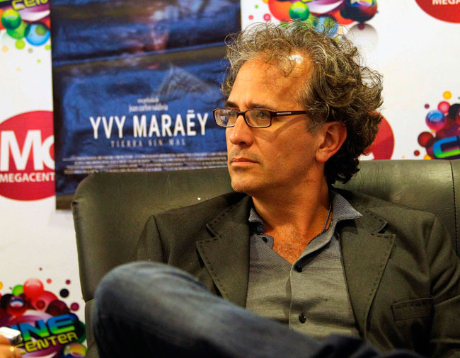 El director Juan Carlos Valdivia, en la presentación de la película Yvy Maraey en Bolivia. Foto: EFE