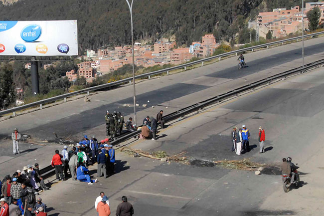 Parte de la deteriorada autopista que une las ciudades de La Paz y El Alto. Foto: ABI