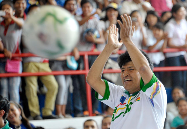 El presidente Evo Morales en uno de los encuentros futbolísticos que practica constantemente. Foto: ABI