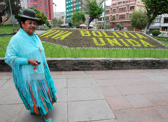 La exconcejal Rosario Aguilar, expresó su satisfacción por la norma aprobada de reconocimiento a la mujer de pollera como "icono cultural". Foto: EFE