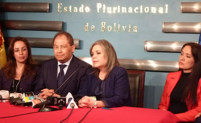 El ministro de Gobierno, Carlos Romero y la embajadora de Colombia en Bolivia, Martha Cecilia Pinilla. Foto: ABI