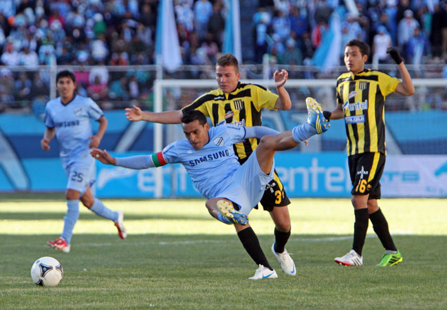 El primer clásico paceño del torneo, favoreció a Bolívar por 2-0. Foto: ABI