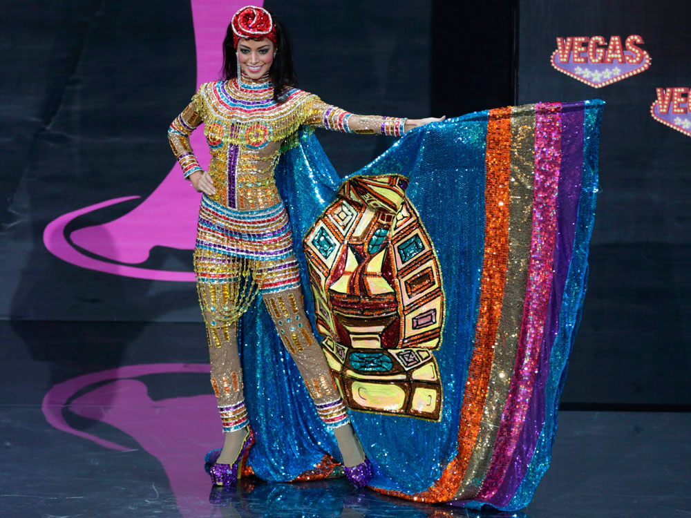 La representante boliviana en Miss Universo, Alexia Viruez, en el desfile de trajes típicos. Foto: EFE