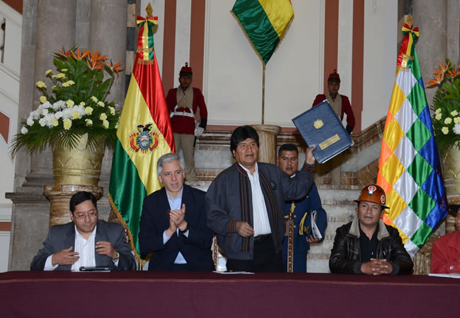 Presidente Evo Morales promulga Ley de pensiones. Foto: ABI