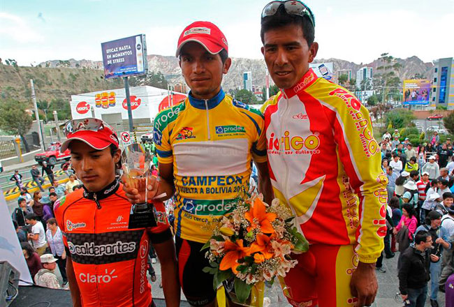 Salvador Moreno (c) posa con su trofeo de campeón, junto con Oscar 'Volcán' Soliz (d) segundo, y el tercer lugar Jhon Edilberto Martínez (i). Foto: EFE