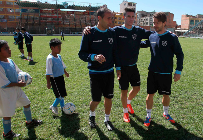 La Academia destacó la incursión en su equipo de los jugadores: Juan Miguel Callejón (c), José Luis Sánchez Capdevila (i) y Edu Moya (d). Foto: EFE