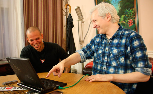 El líder de Calle 13, René Pérez (i), conocido como Residente, junto al fundador de WikiLeaks, Julian Assange. Foto: EFE