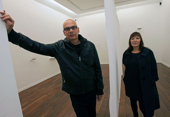 El artista español Francis Naranjo posa junto a su esposa, Carmen Caballero, en la presentación de la exposición "Europa, el continente triste" en la ciudad de La Paz. Foto: EFE