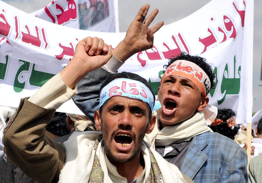 Salafi Muslims shout slogans during a protest demanding an immediate end to a conflict between Shiite fighters and Salafi militants, in Sanaía, Yemen. Foto: EFE